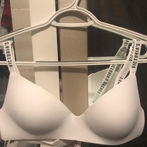 VS   THE T-SHIRT LIGHTLY LINED WIRELESS BRA